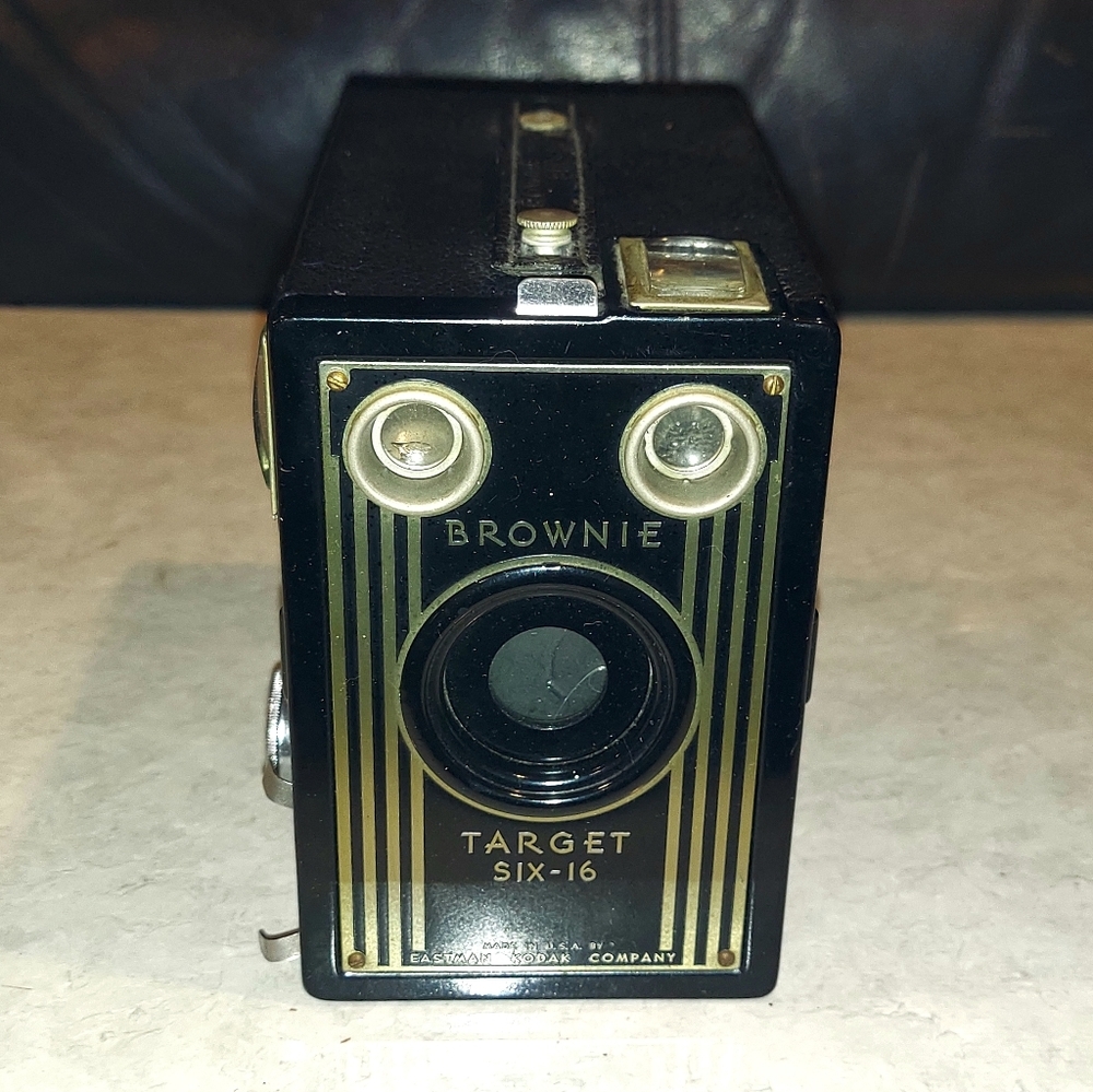 VINTAGE COLLECTIBLE 1940's KODAK BROWNIE TARGET SIX-16 BOX MOVIE BOX CAMERA 616